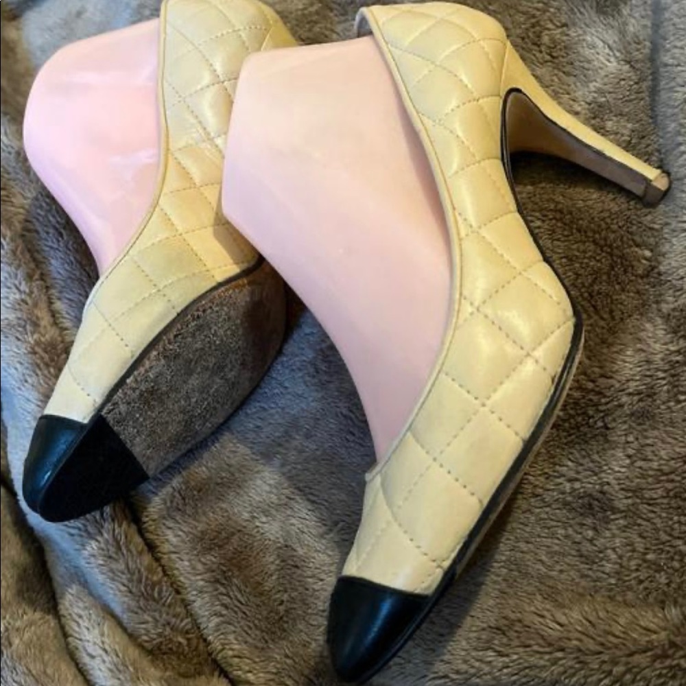 Chanel quilted leather pumps with black toe embroidered Chanel CC logo Sz 38.5